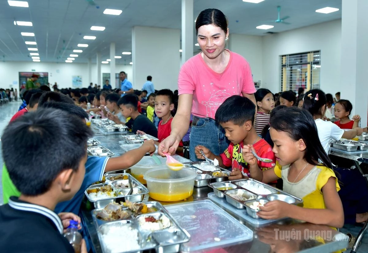 During the first days of the new academic year, teachers and kitchen staff are always on hand to provide dedicated support to students at every meal, helping them enjoy their food and quickly adapt to the routines of boarding life at their new school.