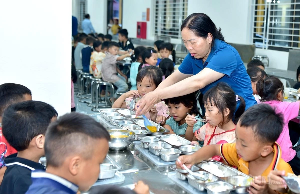 During the first days of the new academic year, teachers and kitchen staff are always on hand to provide dedicated support to students at every meal, helping them enjoy their food and quickly adapt to the routines of boarding life at their new school.