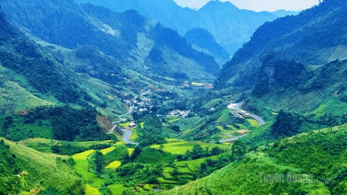 From the center of Yen Minh Commune, reaching the village requires traveling through mountain passes and a series of hairpin bends along a 17-kilometer route.