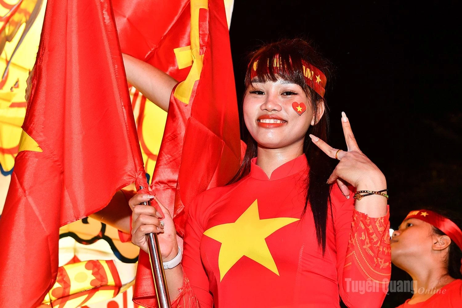 The joy of a young woman from Tuyen Quang in the revolutionary homeland.