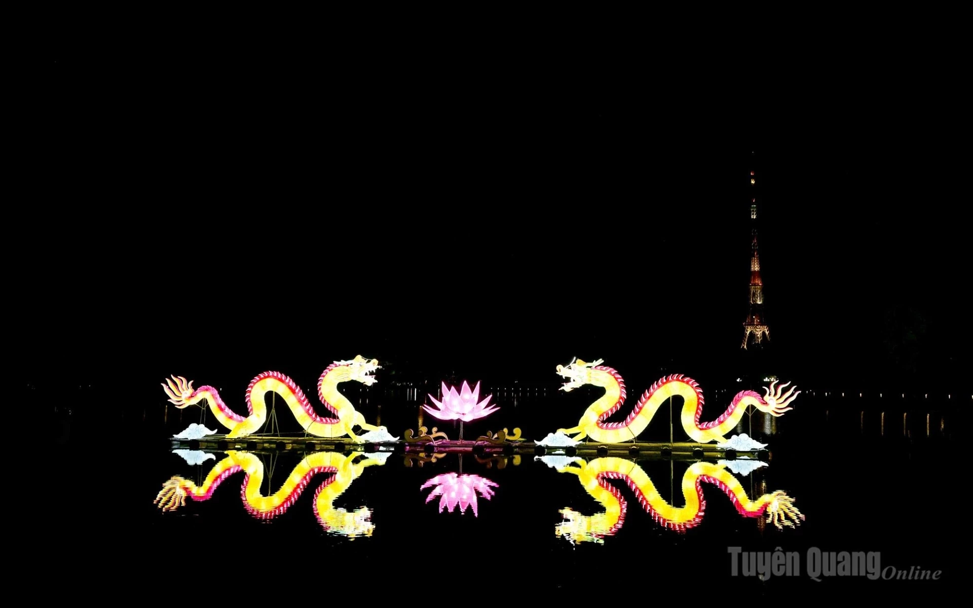 A model featuring two dragons on Tan Quang Park Lake, in the area around the Monument.