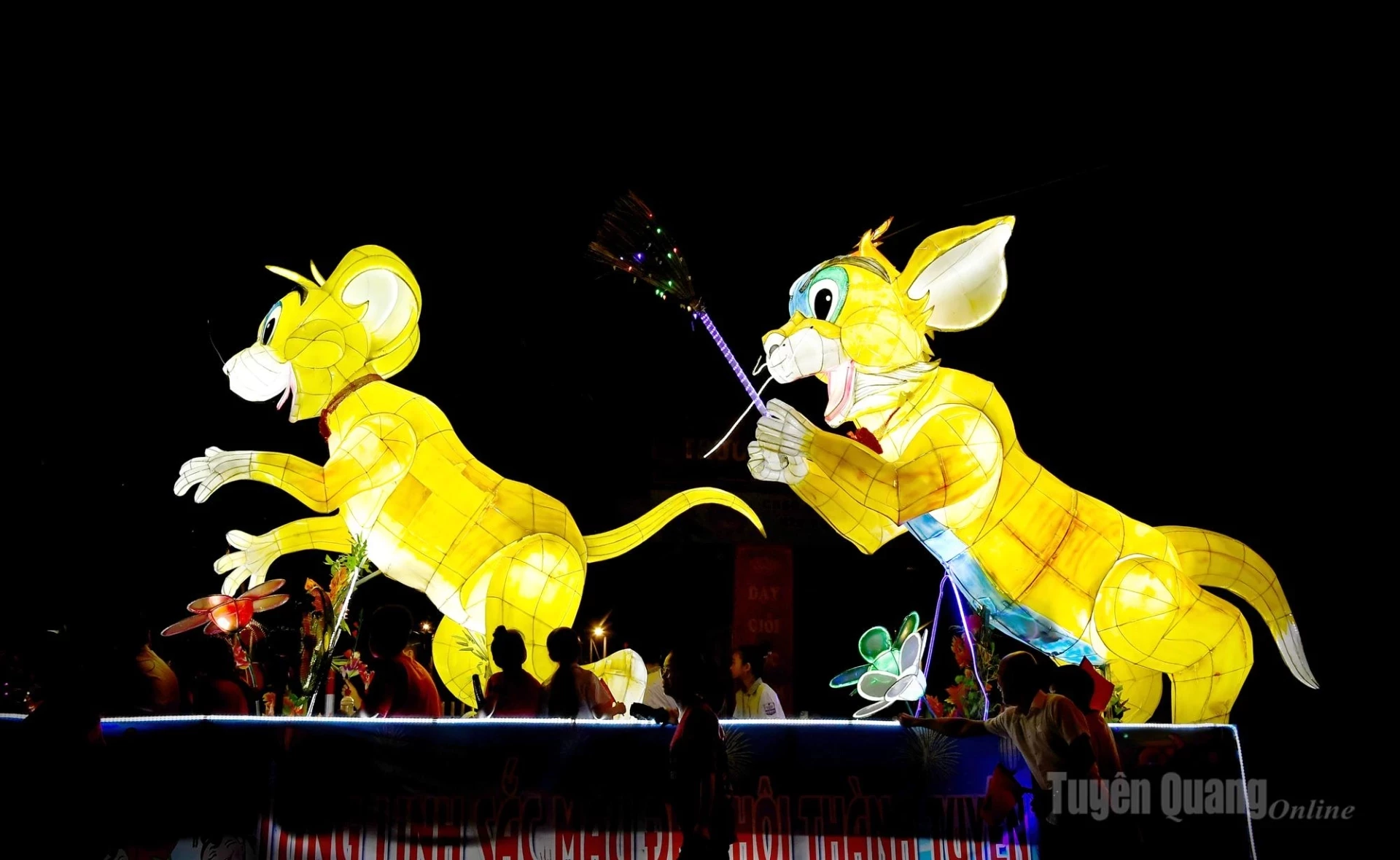 A fox and a mouse.