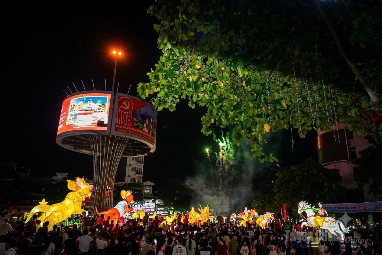 The No. 8 Intersection in Minh Xuan Ward is the focal point where lantern models from different groups gather and parade through.