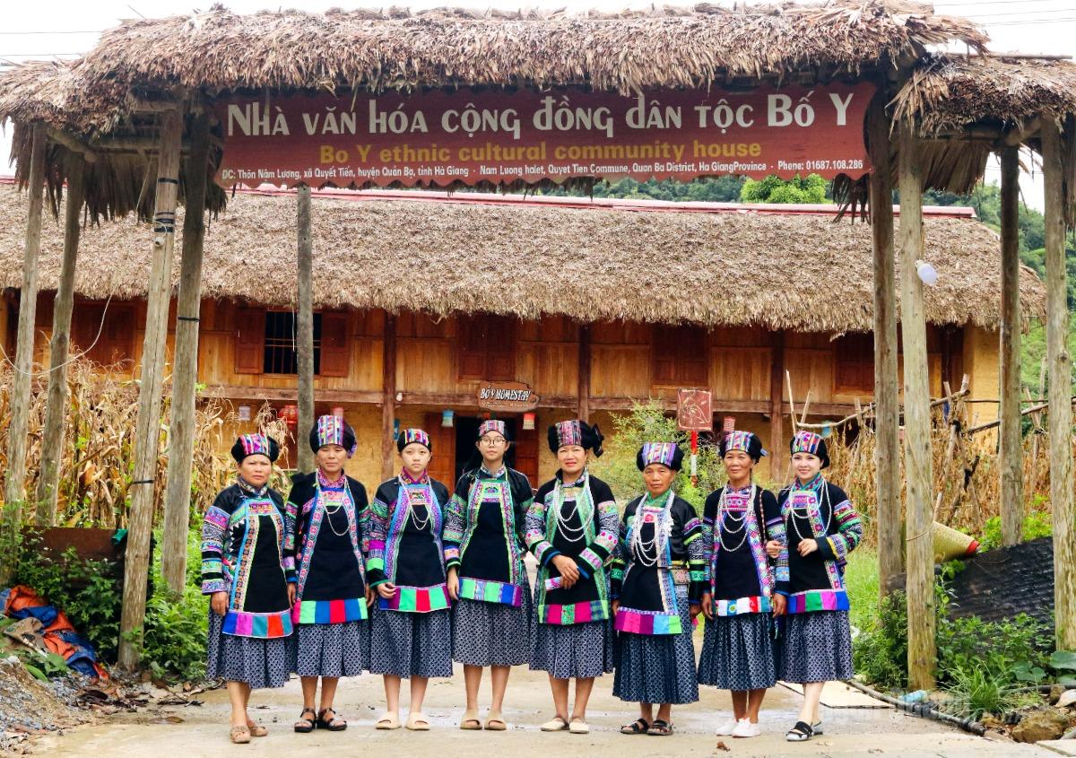 Phụ nữ Bố Y trong trang phục truyền thống.