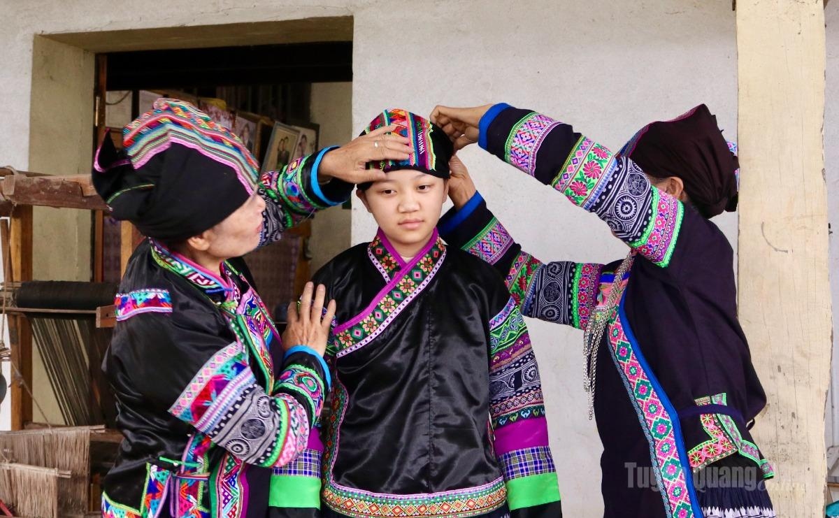 From tying headscarves to arranging and adjusting traditional garments, Bo Y artisans pass down cultural values preserved through generations to younger people.