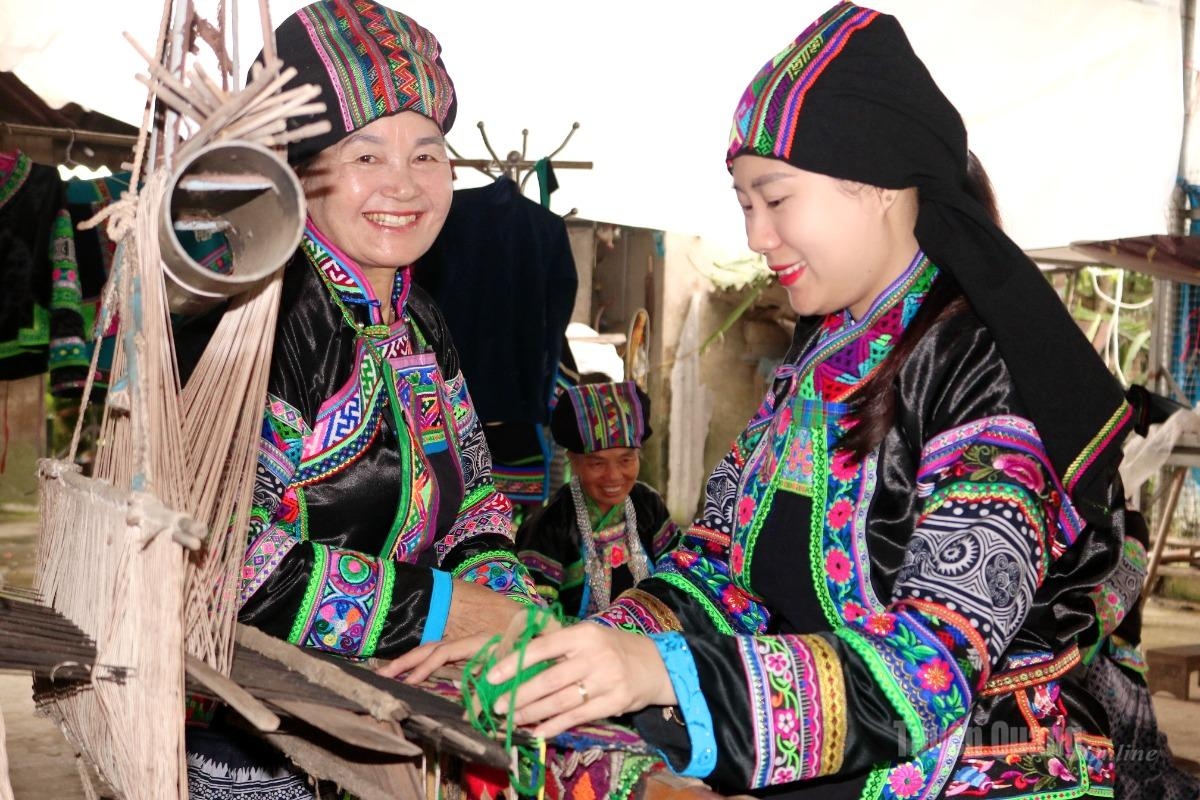 The smiles, diligent hands, and continuity between generations are helping preserve and spread the traditional values of the Bo Y ethnic community.