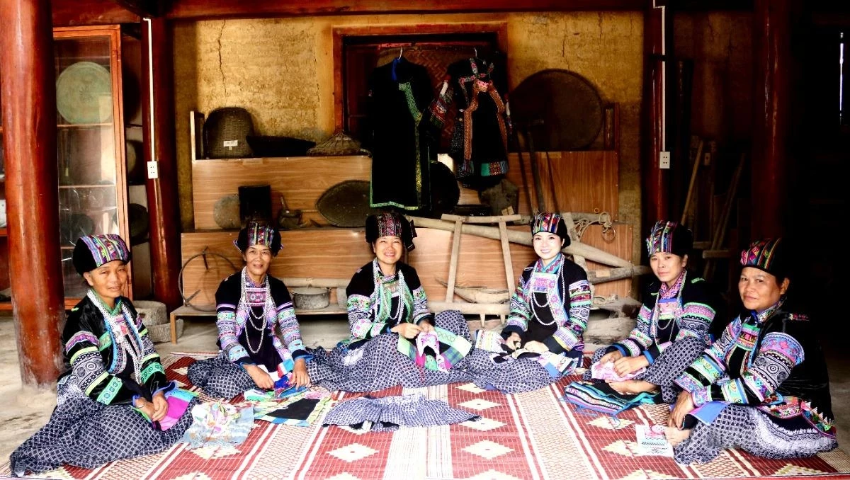 The Bo Y Community Cultural House is a place where generations of women gather to pass down embroidery and sewing skills while working together to preserve and promote the value of traditional costumes.