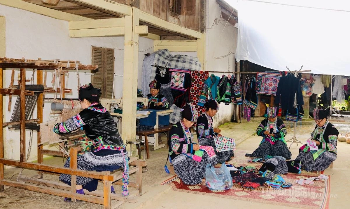 To complete a piece of traditionally patterned fabric, Bo Y women must go through numerous stages requiring meticulousness, dexterity, and experience accumulated over generations.