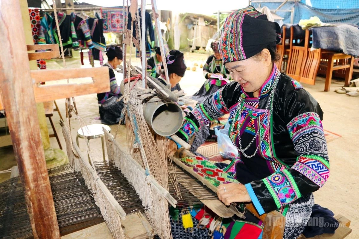 The rhythmic sound of traditional looms continues to echo, helping preserve the cultural identity of the Bo Y community.