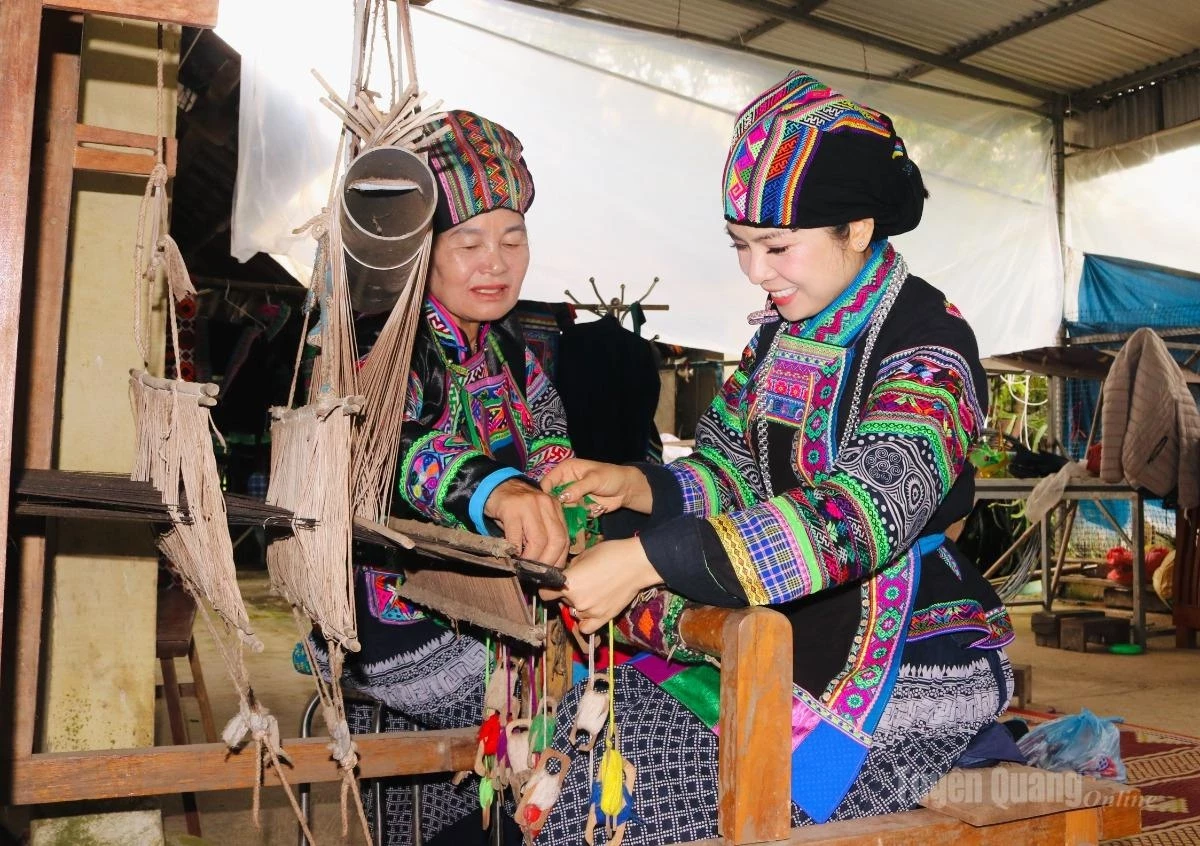 Phan Thi Minh (left), from Nam Luong Village, passes down traditional weaving skills to younger generations, contributing to the preservation and promotion of Bo Y cultural identity.