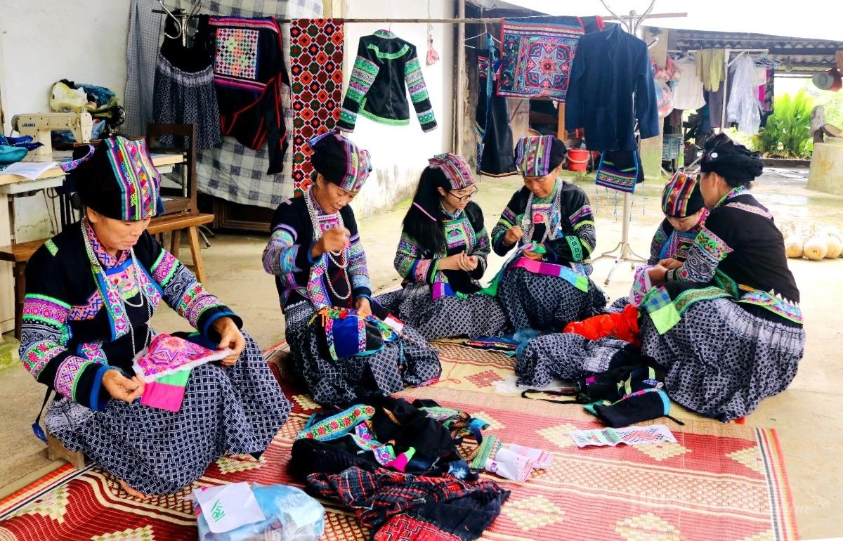 Intricately hand-embroidered motifs and carefully coordinated colors create the distinctive character of Bo Y traditional costumes.