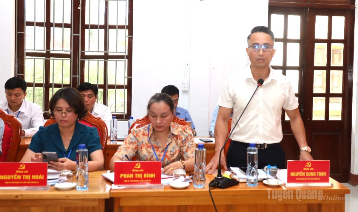 Bí thư Đảng ủy, Chủ tịch HĐND xã Mậu Duệ, Nguyễn Song Toàn báo cáo công tác lãnh chỉ đạo thực hiện công tác cán bộ của Ban Thường vụ Đảng ủy xã.