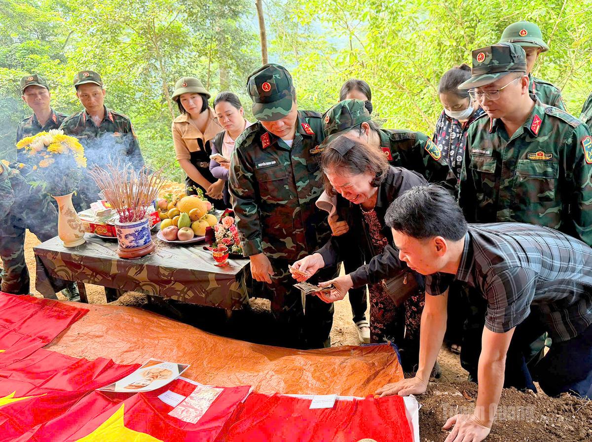Thân nhân hai liệt sĩ nghẹn ngào nhận lại những kỷ vật thiêng liêng của người thân.