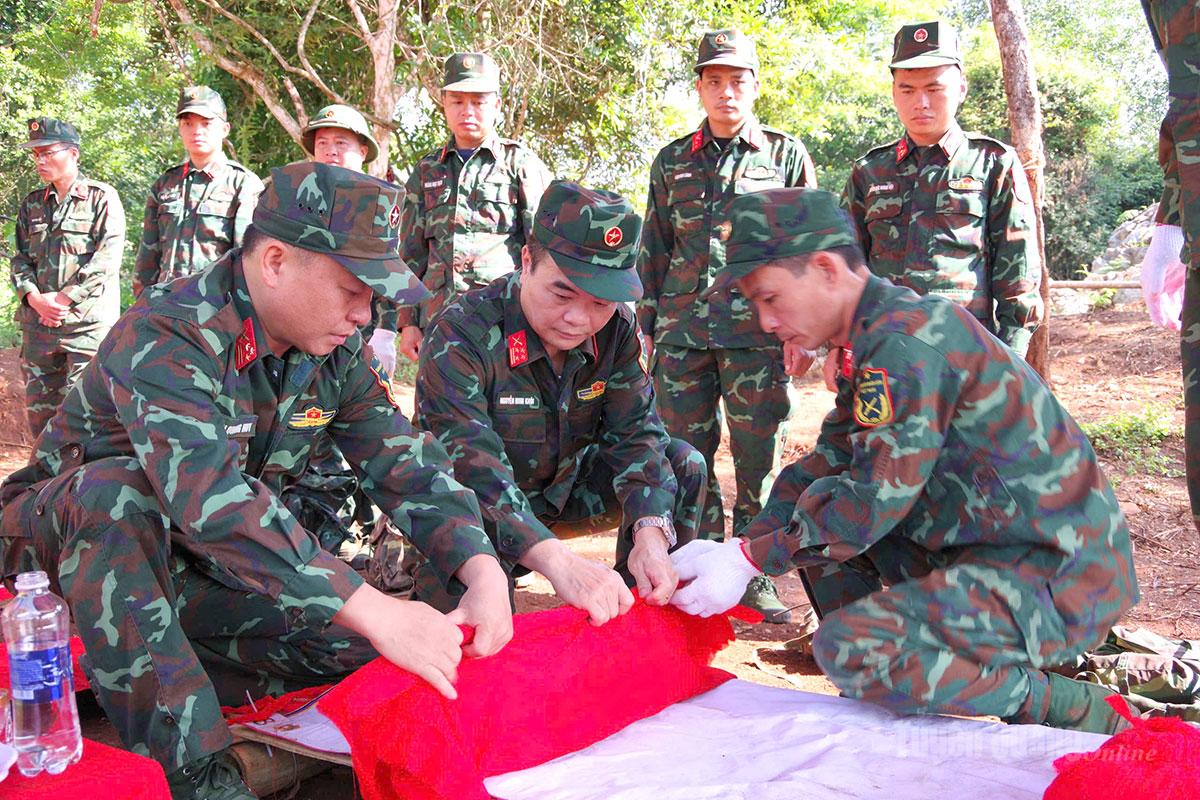 Lực lượng quy tập hài cốt liệt sĩ tại khu vực điểm cao 685, xã Thanh Thủy.