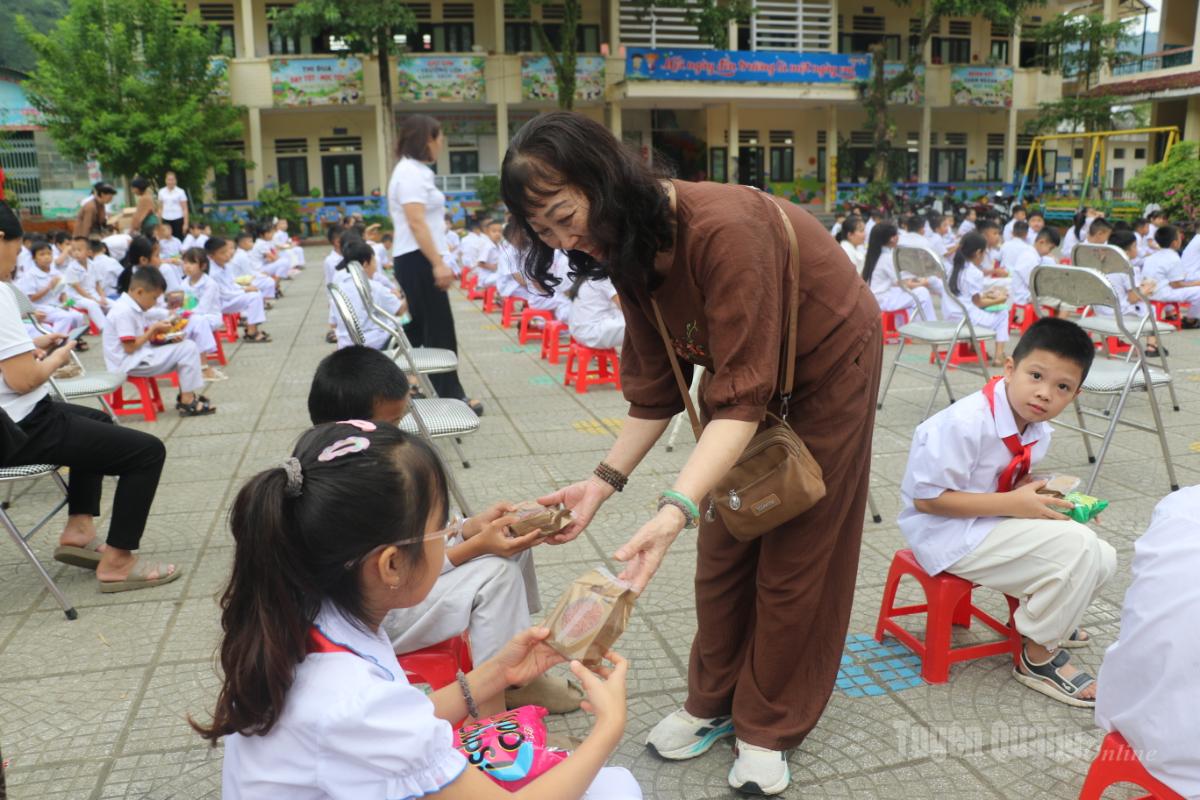 Tăng ni, phật từ chùa Diên Quang Quế Võ Bắc Ninh trao quà Trung thu cho các em học sinh Trường Tiểu học Minh Ngọc.