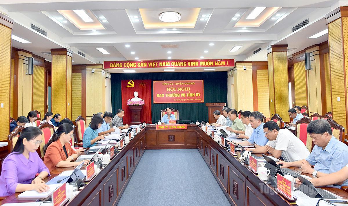 Đồng chí Bí thư Tỉnh ủy Hầu A Lềnh chủ trì hội nghị Ban Thường vụ Tỉnh ủy.