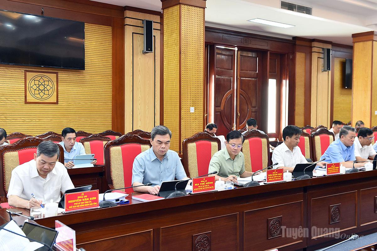 Các đồng chí Thường trực Tỉnh ủy và đại biểu tại hội nghị.