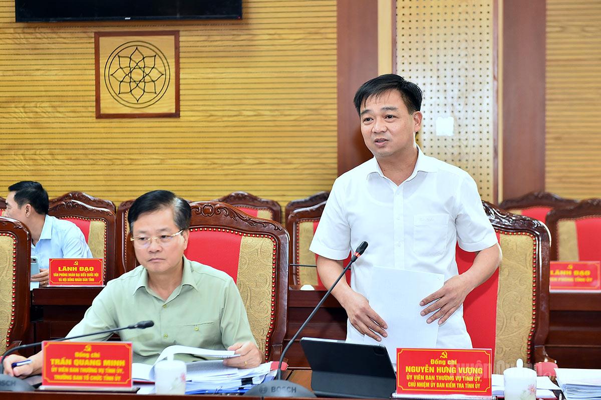 Đồng chí Nguyễn Hưng Vượng, Chủ nhiệm Ủy ban Kiểm tra Tỉnh ủy phát biểu tại hội  nghị.