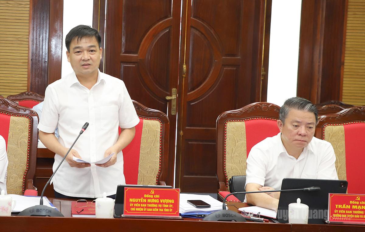 Chủ nhiệm UBKT Tỉnh ủy Nguyễn Hưng Vượng thảo luận tại hội nghi.