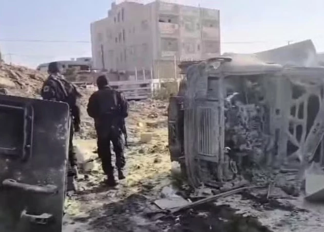 Armed men guard the scene after a car bomb attack in Aden, Yemen, on January 21, 2026. (Photo: Xinhua)
