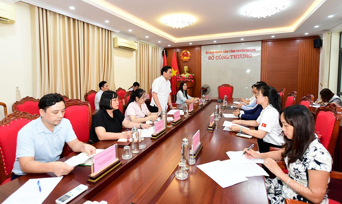 Lãnh đạo Sở Công thương trình bày những tiềm năng, thế mạnh của tỉnh tại buổi làm việc.