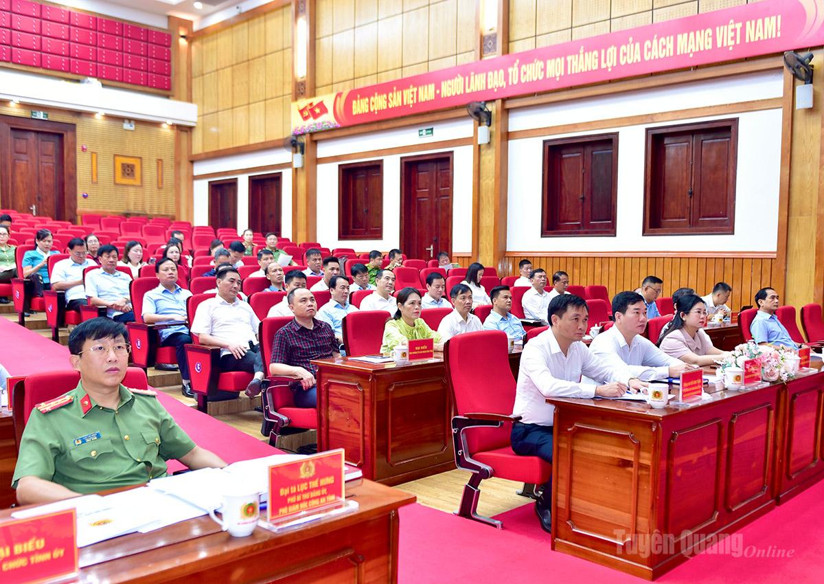 Đồng chí Đỗ Anh Tuấn, Ủy viên BCH Đảng bộ tỉnh, Phó Chủ tịch UBND tỉnh và các đại biểu dự tại điểm cầu Công an tỉnh Tuyên Quang.