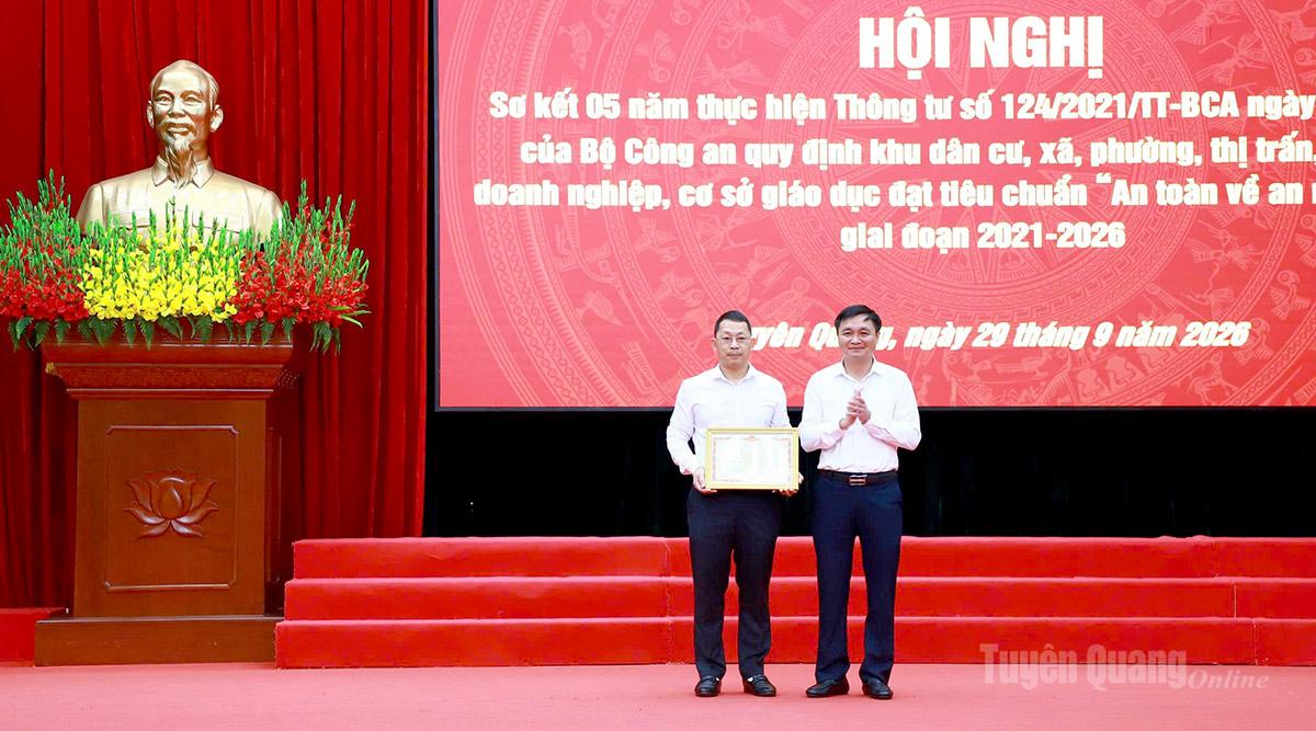 Thừa ủy quyền của Bộ trưởng Bộ Công an,  Phó Chủ tịch UBND tỉnh Đỗ Anh Tuấn trao Bằng khen của Bộ Công an cho cán bộ và Nhân dân xã Yên Nguyên.