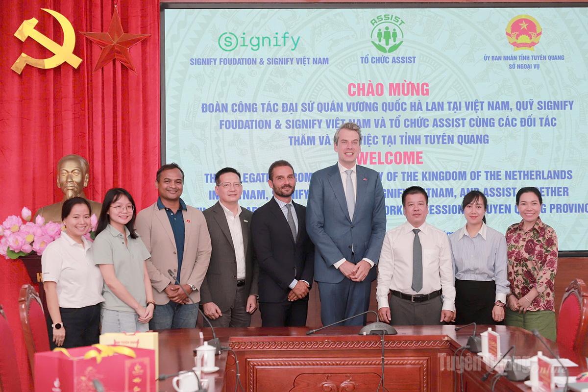 Các đại biểu của 2 đoàn chụp ảnh lưu niệm.