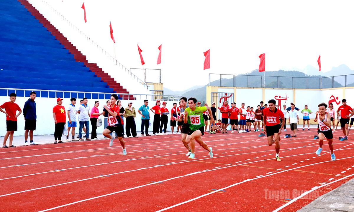 Các vận động viên tranh tài vòng bán kết chạy 100m nam.
