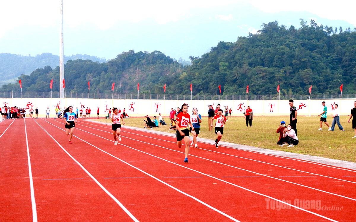 Các vận động viên nữ tranh tài vòng bán kết nội dung chạy 100m.