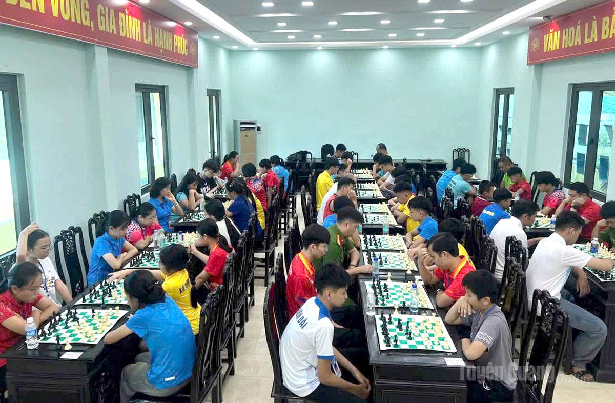 Bộ môn cờ vua bắt đầu tranh tài với nhiều vận động viên tham gia.