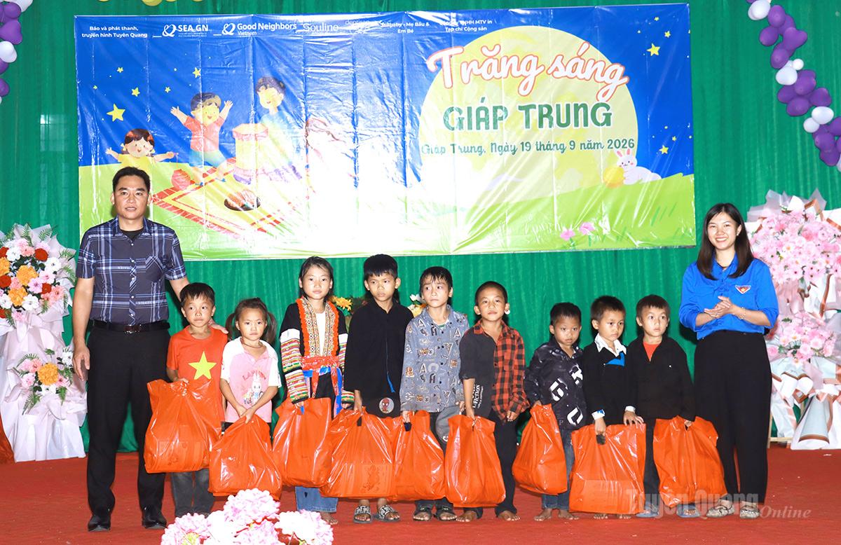 Chi đoàn Báo và phát thanh, truyền hình Tuyên Quang và nhà tài trợ tặng quà cho học sinh có hoàn cảnh khó khăn của xã Giáp Trung.