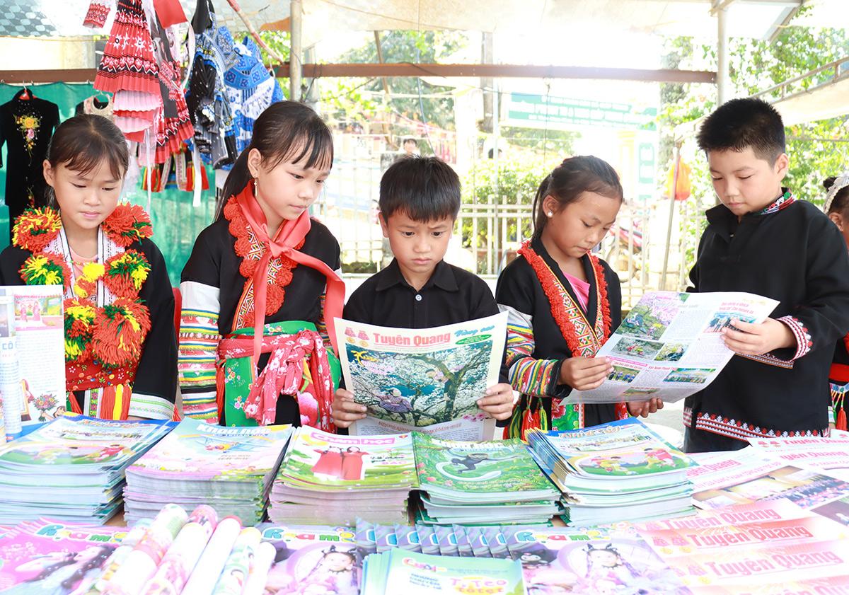 Học sinh xã Giáp Trung đọc các ấn phẩm của Báo và phát thanh, truyền hình Tuyên Quang.