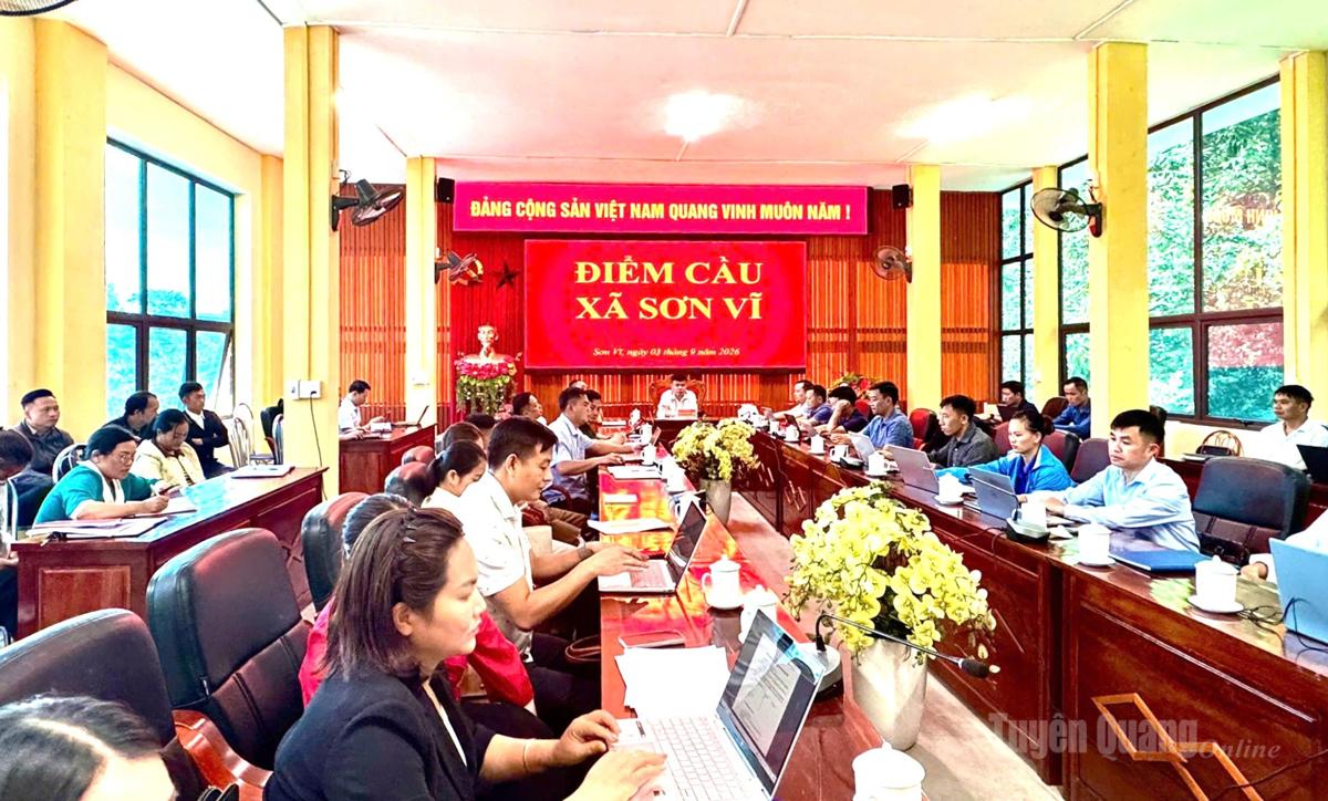 Cán bộ, đảng viên xã Sơn Vĩ tham gia học tập nghị quyết.