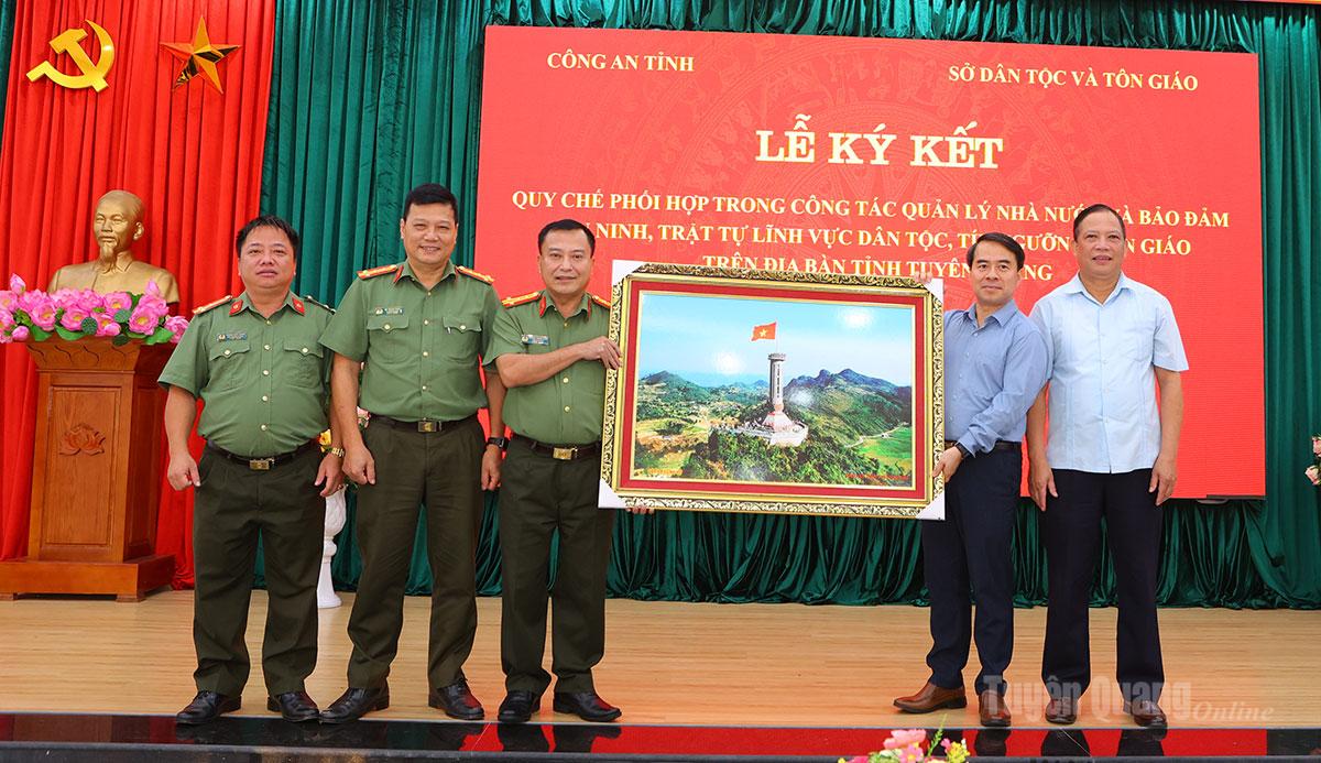 Lãnh đạo Công an tỉnh tặng bức tranh cho Sở Dân tộc và Tôn giáo tỉnh.
