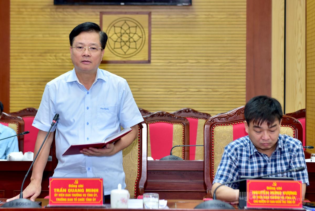 Trưởng Ban Tổ chức Tỉnh ủy Trần Quang Minh thảo luận tại hội nghị.