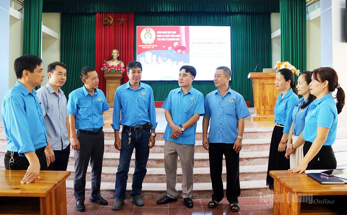 Lãnh đạo Liên đoàn Lao động tỉnh trao đổi với các học viên tại lớp tập huấn.