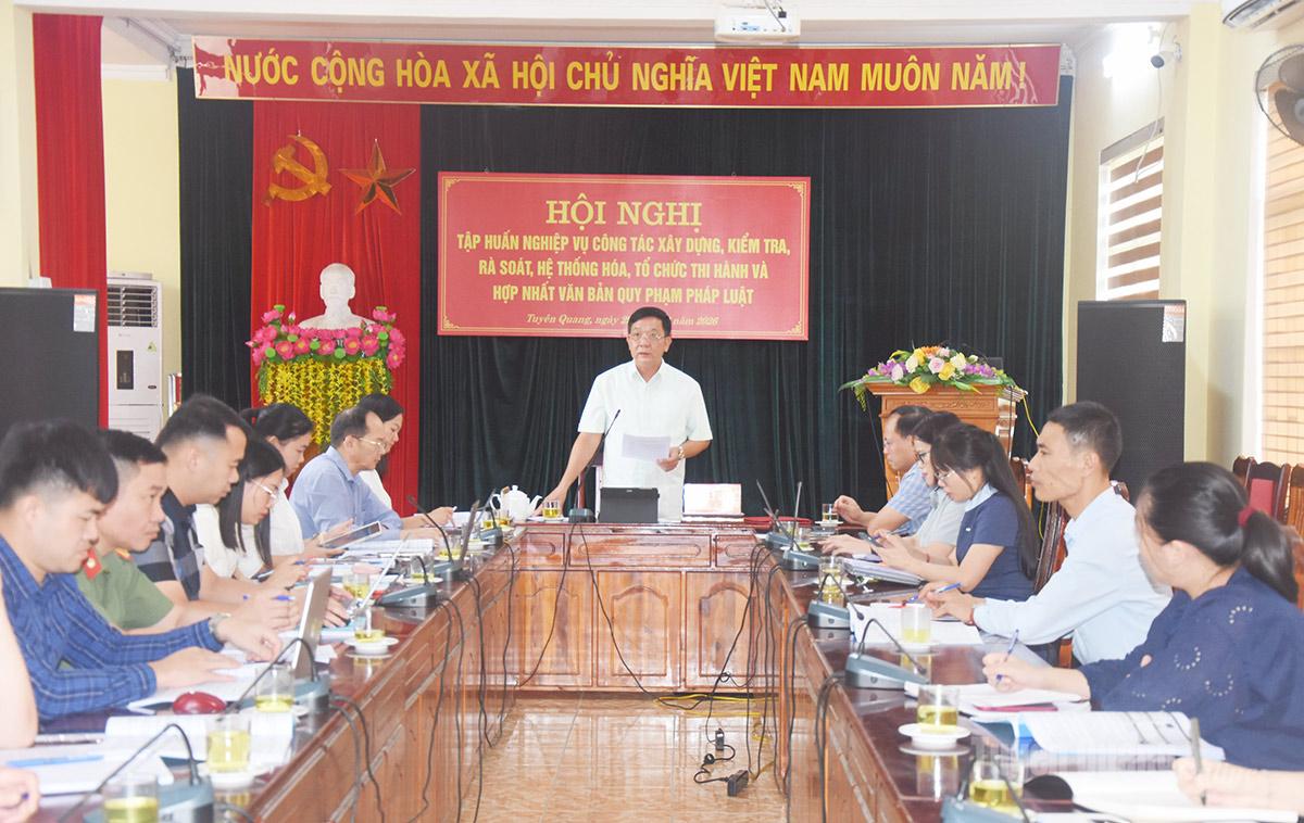 Đồng chí Nguyễn Khánh Lâm, Uỷ viên BCH Đảng bộ tỉnh, Giám đốc Sở Tư pháp chủ trì hội nghị.