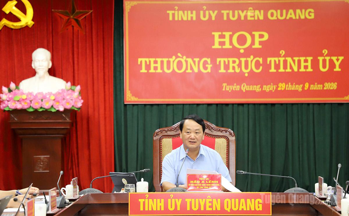 Bí thư Tỉnh ủy Hầu A Lềnh phát biểu kết luận phiên họp.