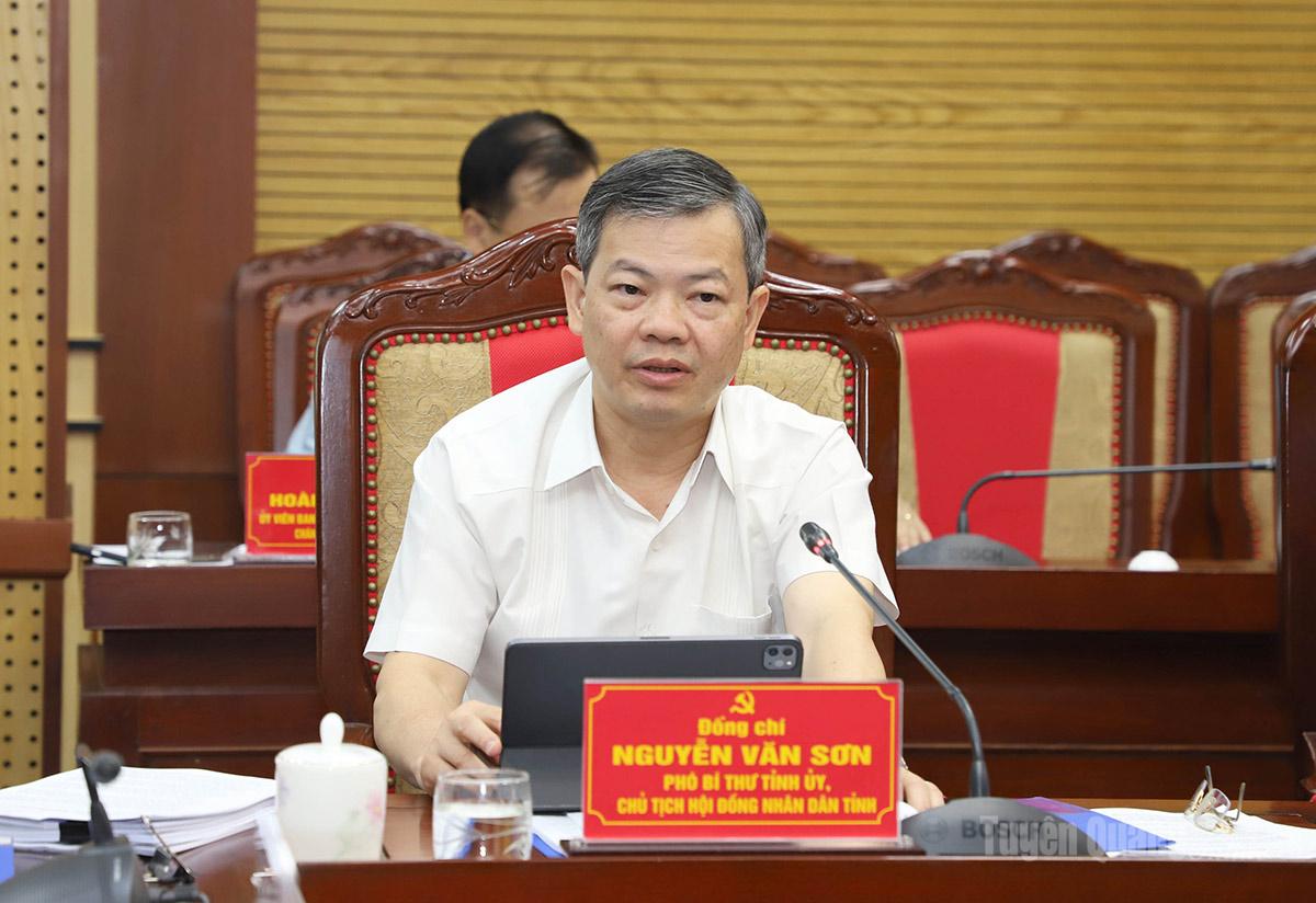 Phó Bí thư Tỉnh ủy, Chủ tịch HĐND tỉnh Nguyễn Văn Sơn phát biểu tại phiên họp.