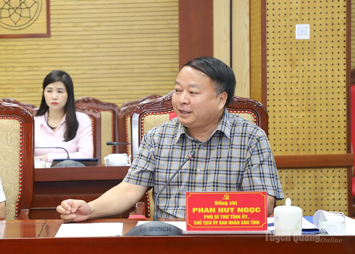 Phó Bí thư Tỉnh ủy, Chủ tịch UBND tỉnh Phan Huy Ngọc phát biểu tại phiên họp.