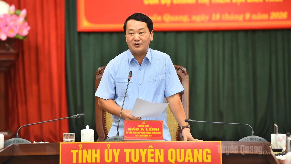 Đồng chí Bí thư Tỉnh ủy Hầu A Lềnh phát biểu kết luận tại hội nghị.