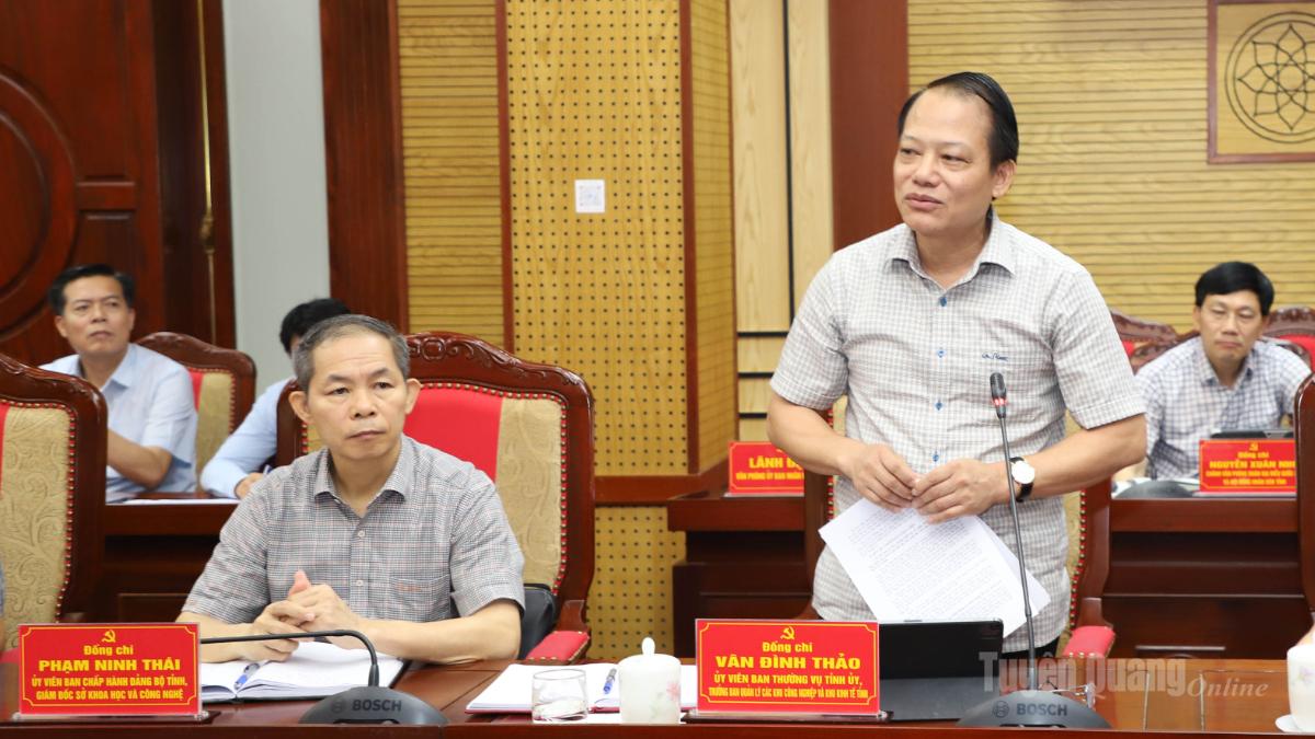 Đồng chí Vân Đình Thảo, Ủy viên BTV Tỉnh ủy,  Trưởng Ban Quản lý các khu công nghiệp và khu kinh tế tỉnh thảo luận tại hội nghị.