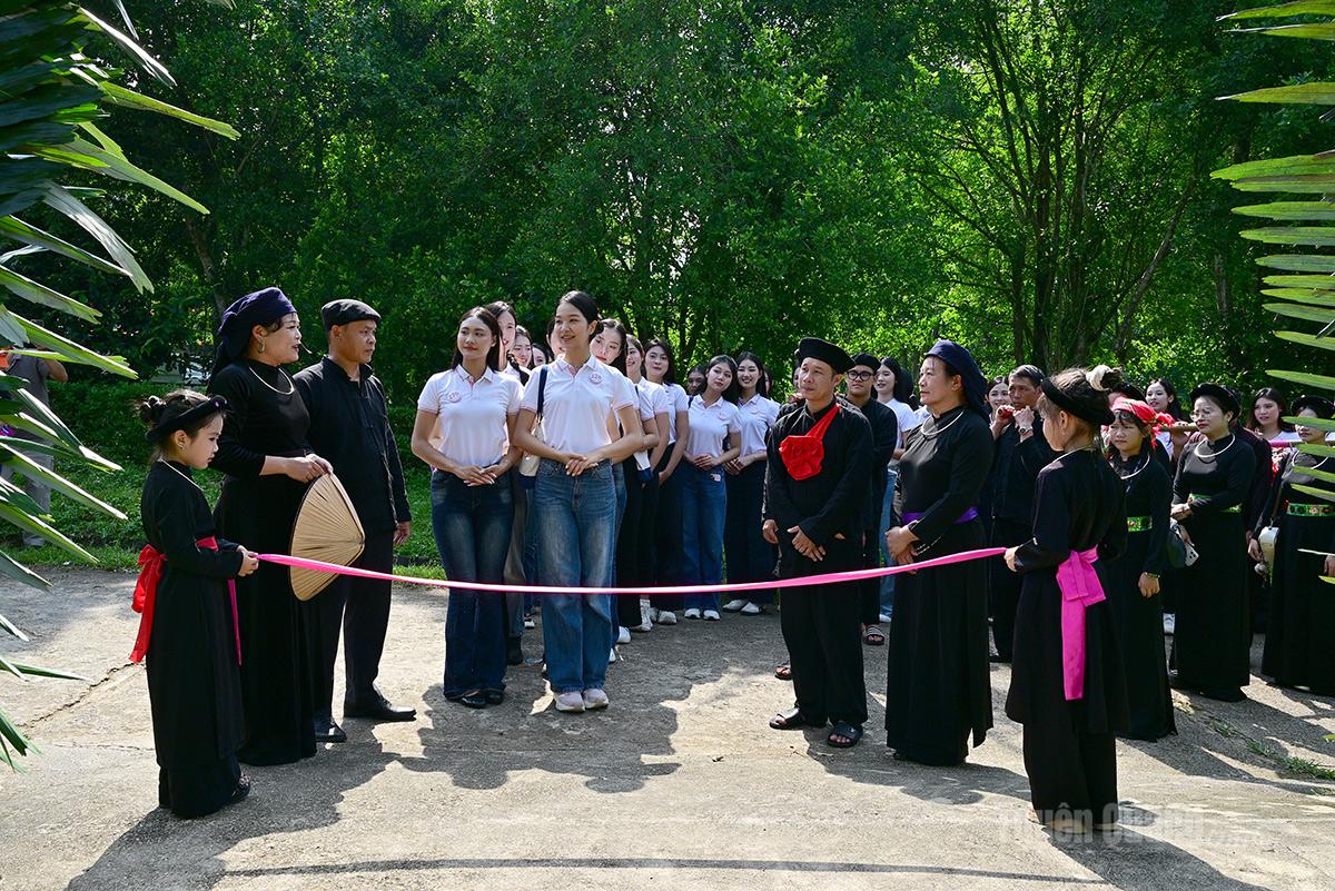 Đoàn dự nghi lễ đám cưới người Tày ở Tân Trào.