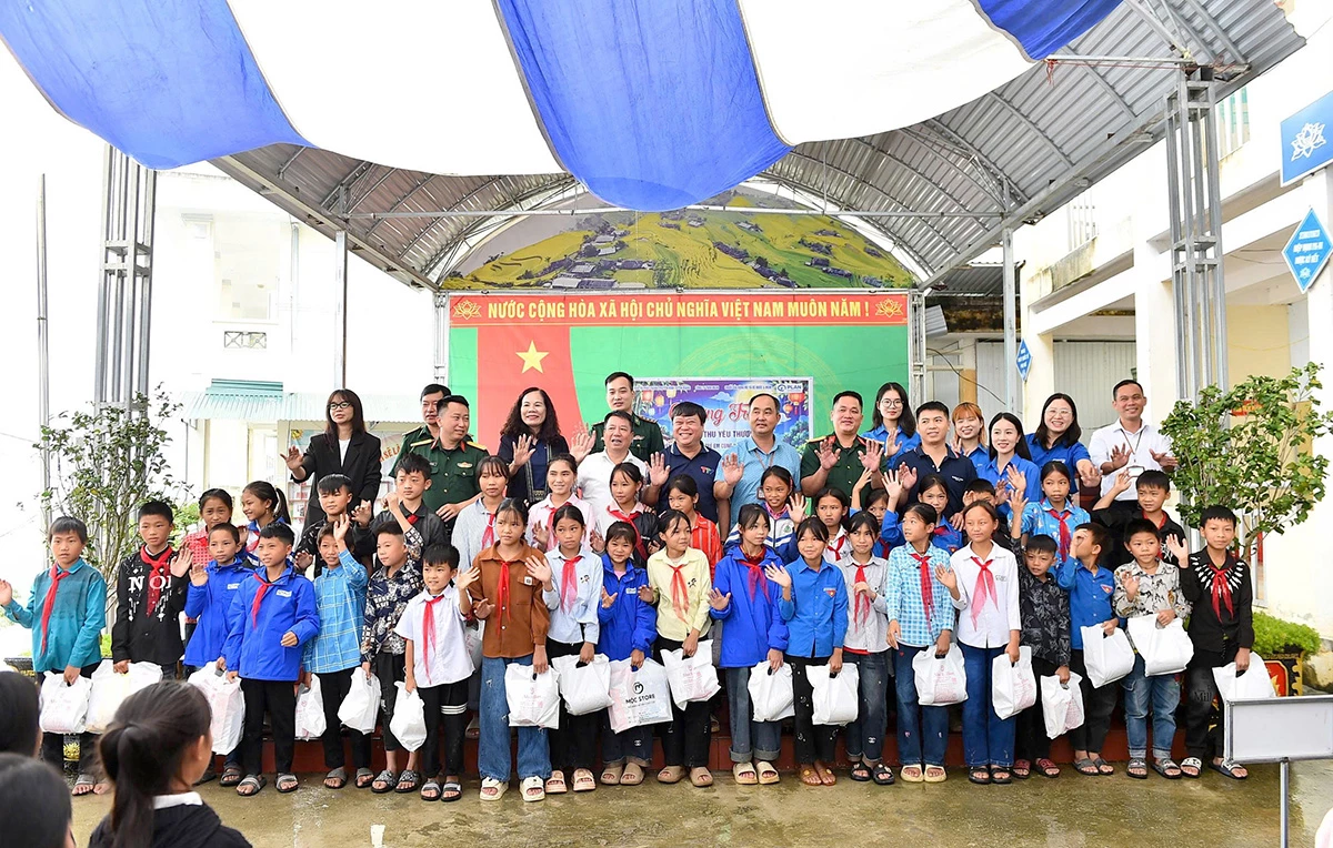 Đại biểu và nhà hảo tâm trao quà Trung thu yêu thương tại xã Bản Máy.