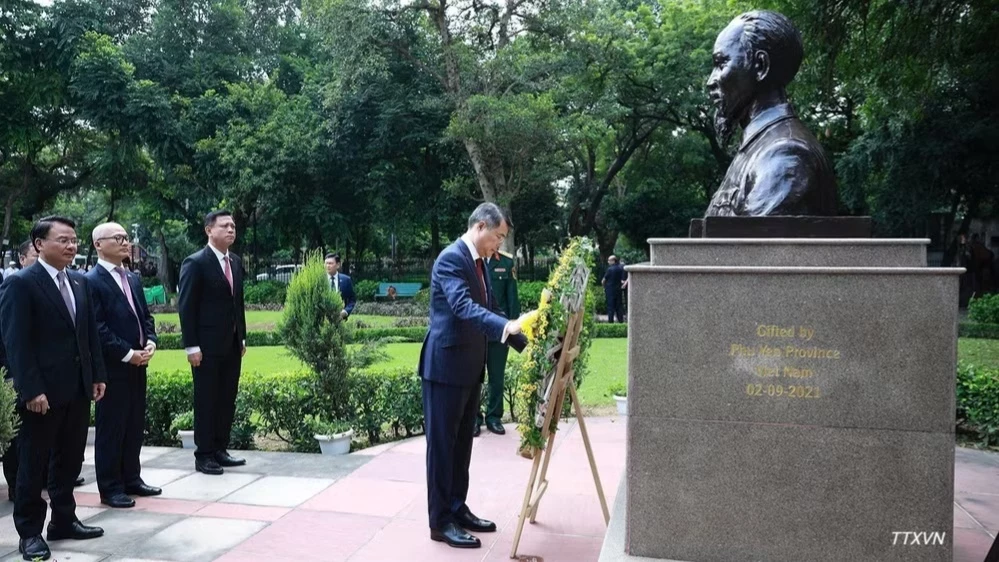 Thủ tướng Lê Minh Hưng dâng hoa tại tượng Chủ tịch Hồ Chí Minh ở New Delhi