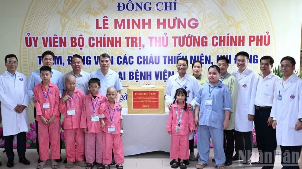 Thủ tướng Lê Minh Hưng trao quà của Tổng Bí thư, Chủ tịch nước Tô Lâm tặng các bệnh nhi tại Bệnh viện K