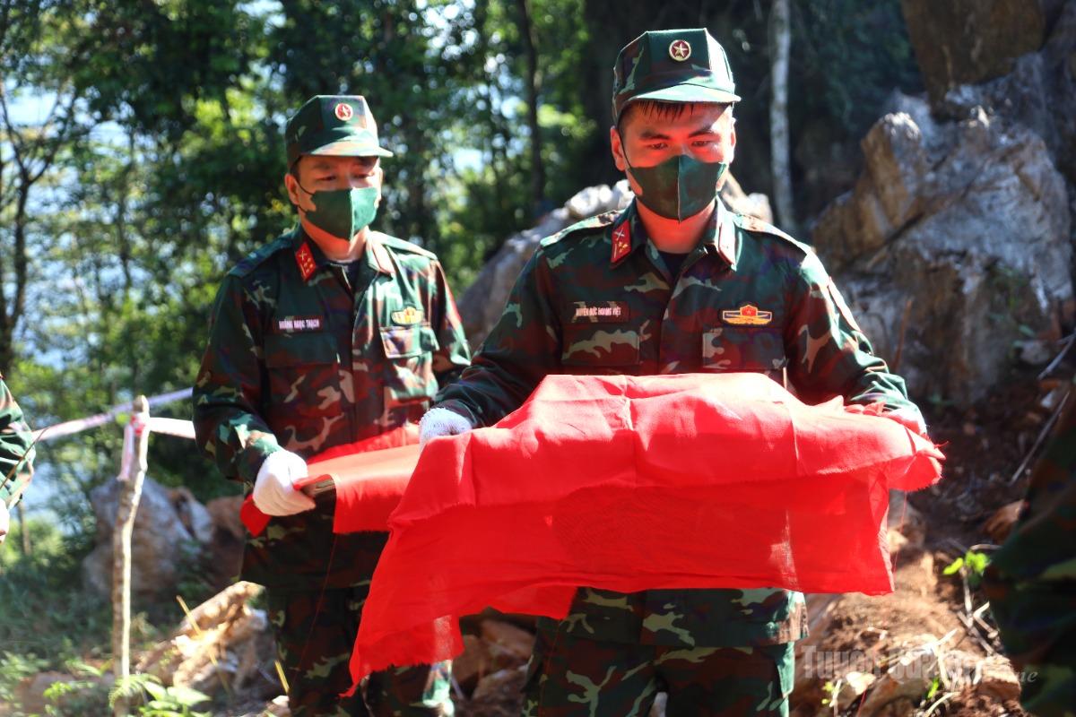 Hài cốt liệt sĩ được tìm thấy trong buổi sáng được cán bộ, chiến sĩ cẩn thận đưa lên điểm cao để chuẩn bị đưa về nhà Quàn của Đội tìm kiếm và quy tập hài cốt liệt sĩ, Bộ Chỉ huy Quân sự tỉnh.