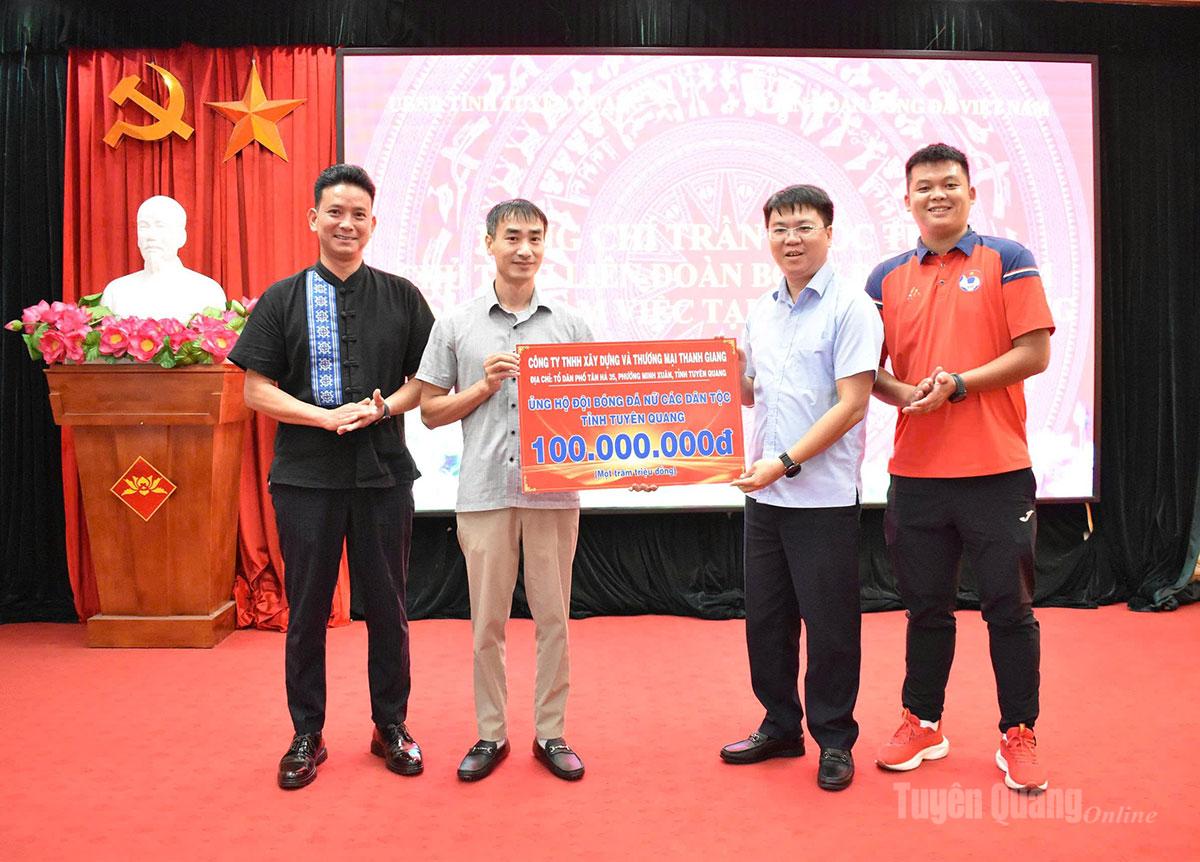 Công ty TNHH Xây dựng và Thương mại Thanh Giang trao ủng hộ Đội bóng đá nữ các dân tộc tỉnh Tuyên Quang số tiền 100 triệu đồng.