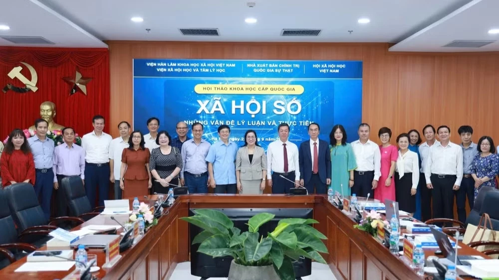 Th&uacute;c đẩy ph&aacute;t triển x&atilde; hội số theo hướng bao tr&ugrave;m, an to&agrave;n v&agrave; lấy con người l&agrave;m trung t&acirc;m